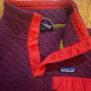 Patagonia quilted 1/4 snap pullover in maroon with red trim - women's size XS